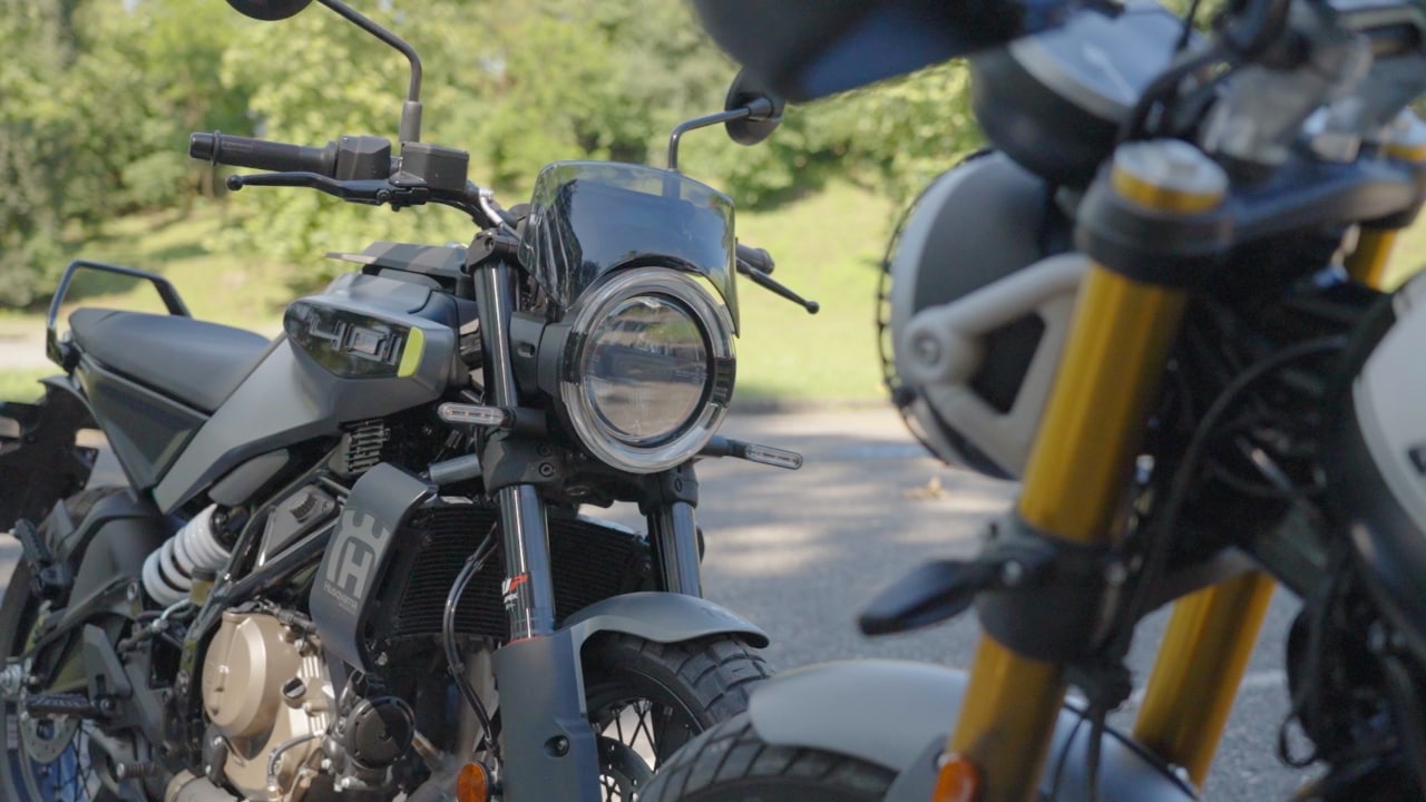 Husqvarna Svartpilen 401 VS Triumph Scrambler 400 X: monocilindriche premium contro